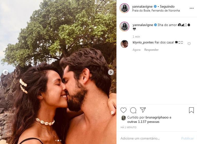 Yanna Lavigne encanta ao dar beijo em Bruno Gissoni na praia