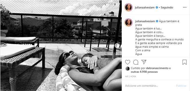 A atriz publicou uma foto abraçadinha com a filha enquanto tomava sol e recebeu muitos elogios de fãs