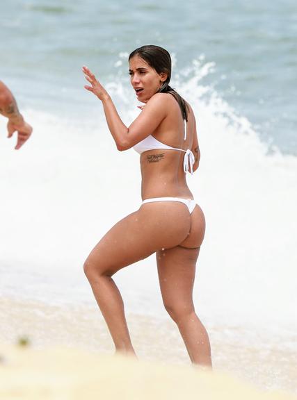 Anitta exibe boa forma usando biquíni fio dental em praia na Barra