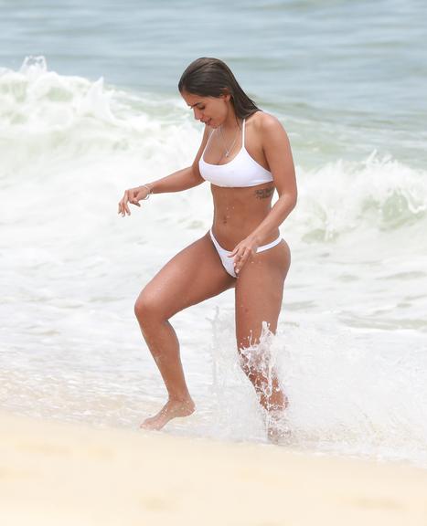 Anitta exibe boa forma usando biquíni fio dental em praia no Rio