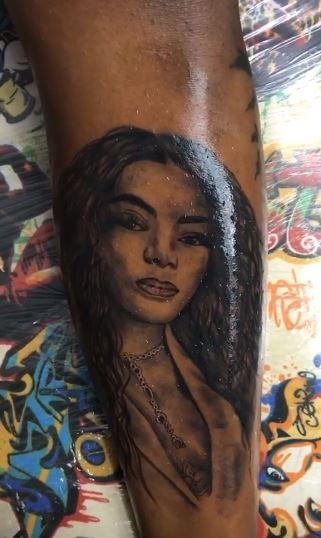 Fã de Ludmilla tatua o rosto da cantora na perna