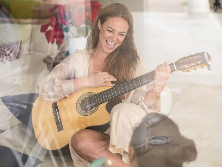 Paolla Oliveira brincar sobre adquirir novos hobbys ao compartilhar clique com violão