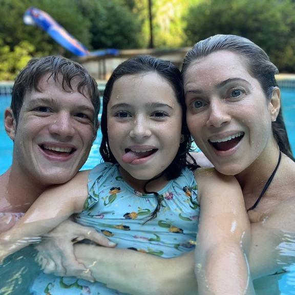 Pedro Novaes reúne a família em clique na piscina