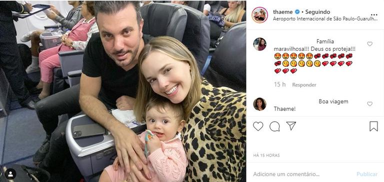 Thaeme Mariôto com a filha e o marido viajando para Orlando