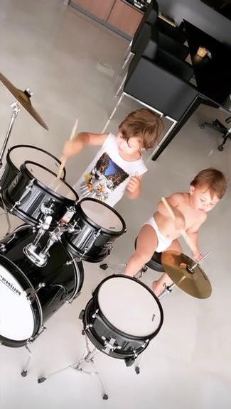 Filhos de Andressa Suita e Gusttavo Lima tocando bateria