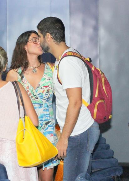 Carol Castro e Bruno Cabrerizo são flagrados aos beijos