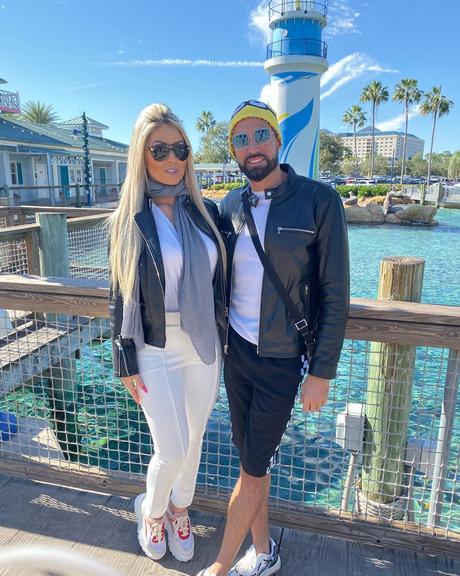 Latino com a noiva em parque aquático de Orlando