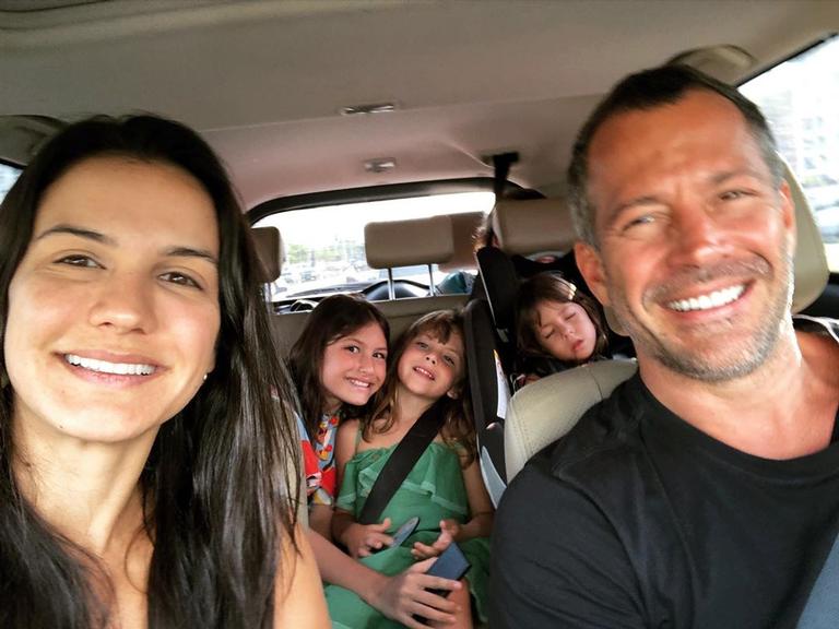Malvino Salvador no carro com a família