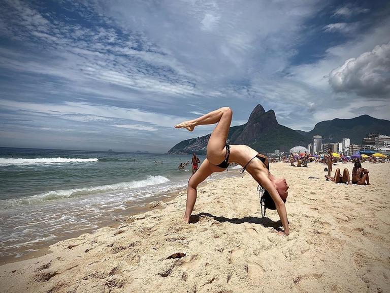 Mariana Ximenes faz yoga na praia
