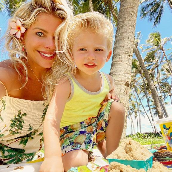A atriz posou ao lado do filho se divertindo na praia e encantou seus seguidores 