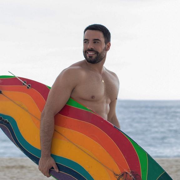 Pedro Carvalho com prancha de surf