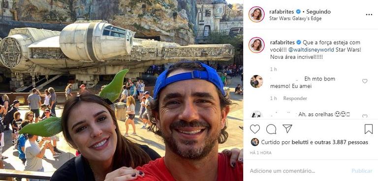 Rafa Brites e Felipe Andreoli posam juntos na Disney