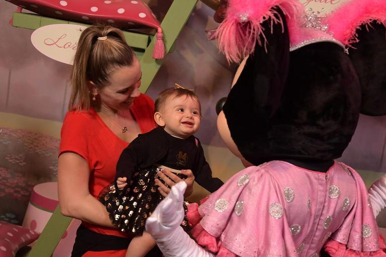 Thaeme Mostra a filha encantada com a Minnie na Disney