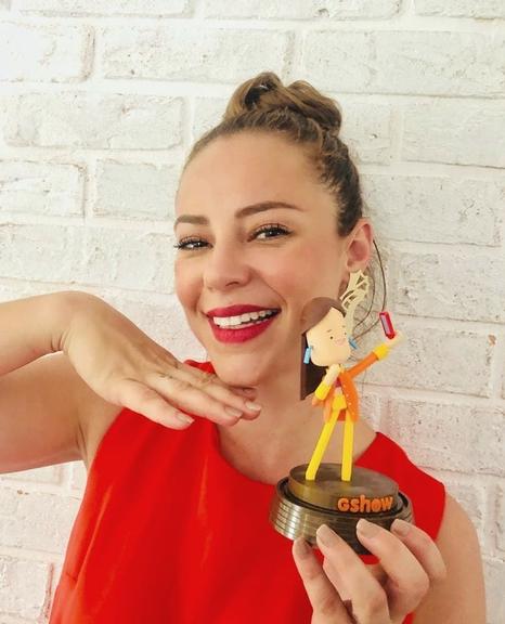 A atriz adorou a bonequinha que ganhou de sua última personagem, Vivi Guedes e agradeceu nas redes sociais