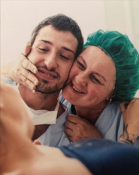 Carol Dantas mostra marido e mãe no dia do nascimento do filho