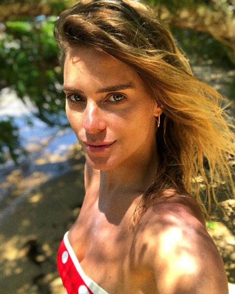 Carolina Dieckmann compartilha selfie tomando sol