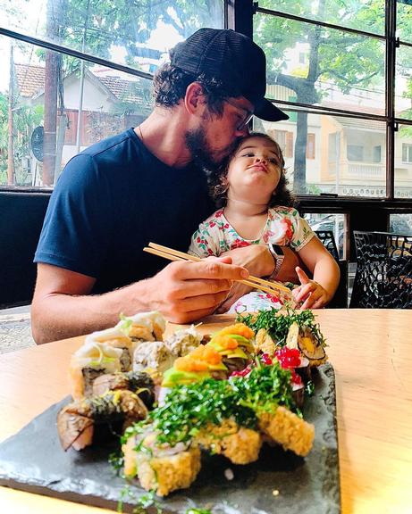 José Loreto almoça sushi com a filha
