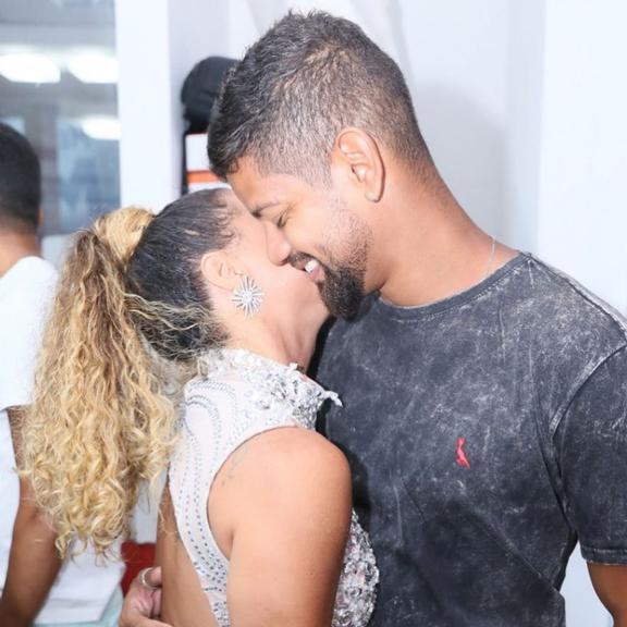 Viviane Araujo surge beijando o namorado
