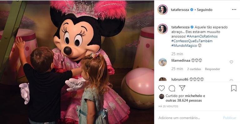 A atriz registrou o encontro de seus filhos com personagem da Disney