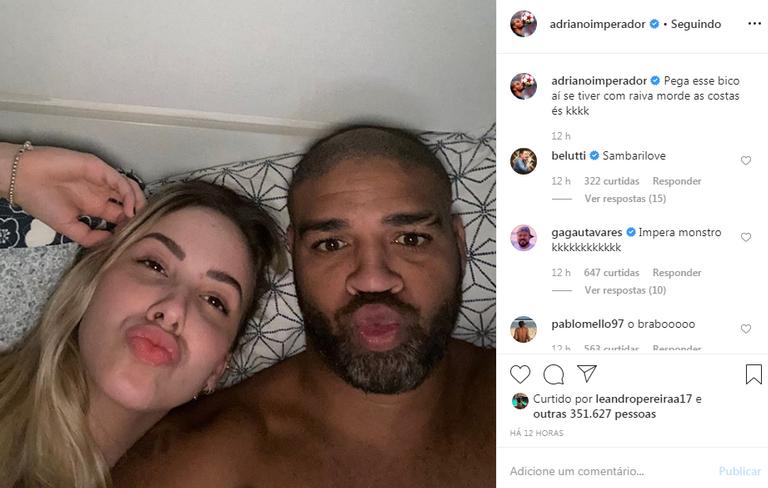 Adriano Imperador posa na cama com a namorada de 22 anos