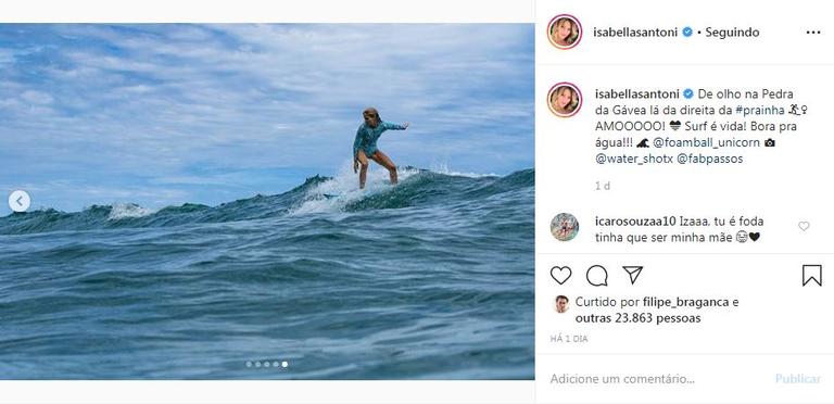 A atriz mostrou suas habilidades no surfe ao postar alguns cliques praticando o esporte 