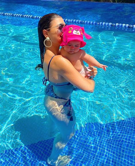 Amanda Françozo com a filha na piscina