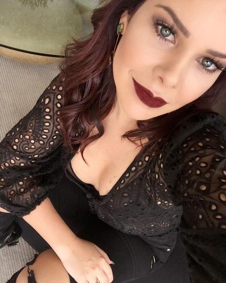 Fernanda Souza com look gótico