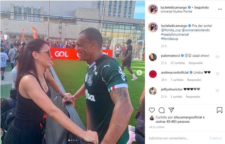 A atriz compartilhou algumas fotos que fez durante o jogo que o maridão participou em Orlando 