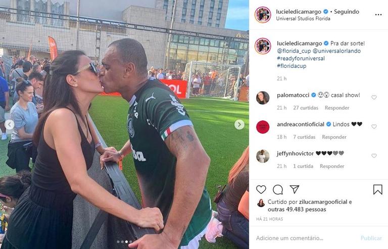 A atriz compartilhou algumas fotos que fez durante o jogo que o maridão participou em Orlando 