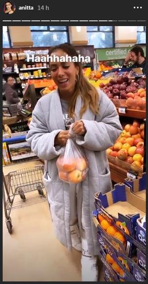 Anitta vai a supermercado nos EUA