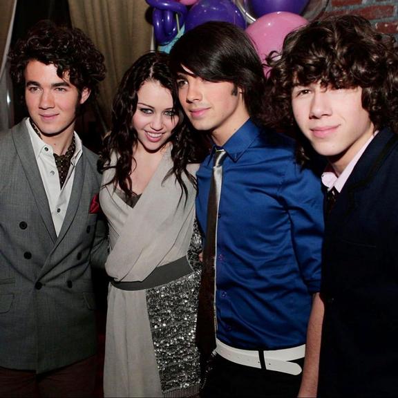 Miley Cyrus com os Jonas Brothers na adolescência