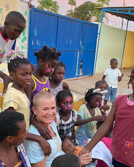 Xuxa fala sobre trabalho de ONG na Angola e se emociona