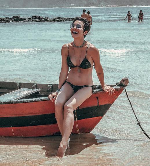Juliana Knust em clique inusitado na praia