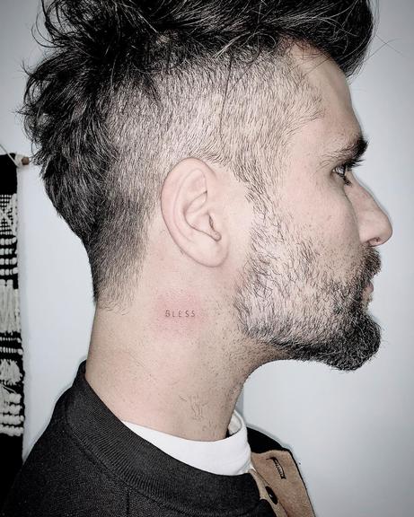 Bruno Gagliasso faz tatuagem com o nome do filho no pescoço