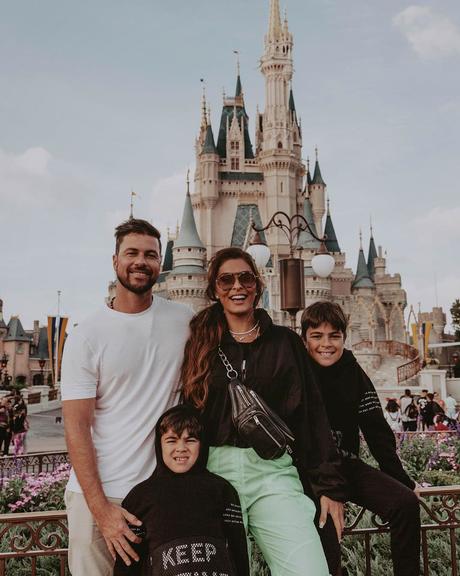 Juliana Paes com a família em Orlando