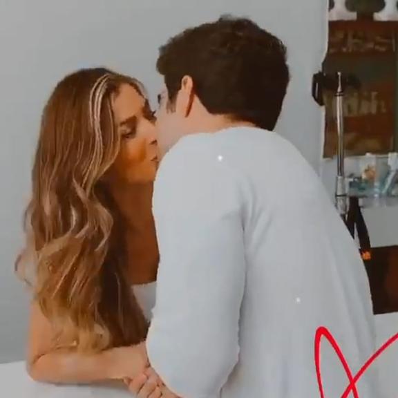 Vaza vídeo com beijo de Caio Castro e Grazi Massafera