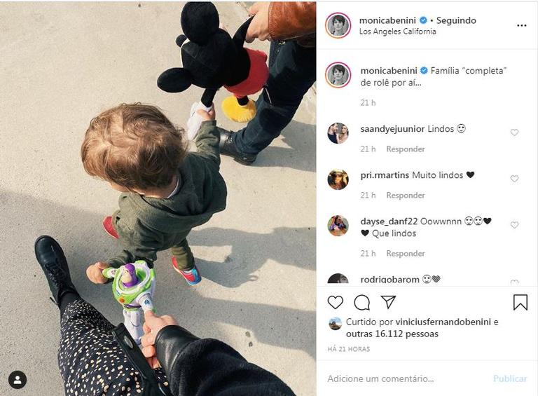 A modelo postou uma foto do pequeno andando por Los Angeles junto com a família e alguns brinquedos 