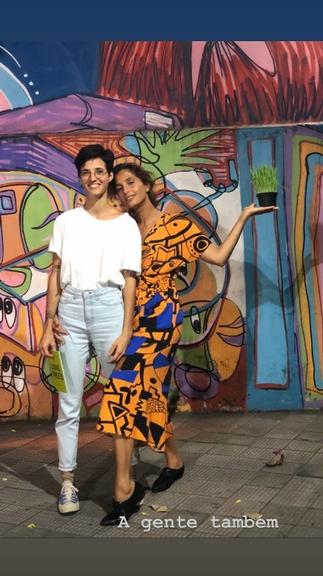  Camila Pitanga posa com a namorada em foto rara