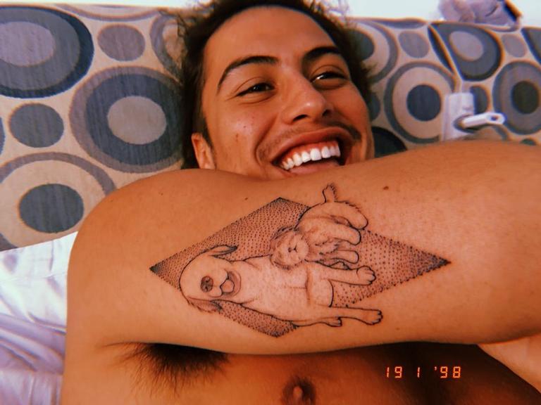 Francisco Vitti encanta seguidores com nova tatuagem