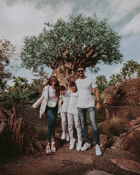 Juliana Paes curte férias com a família na Disney
