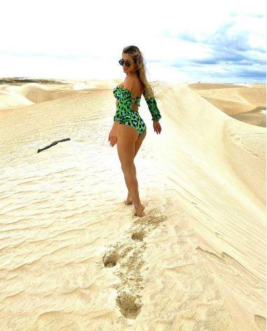 Lívia Andrade com biquíni verde na praia