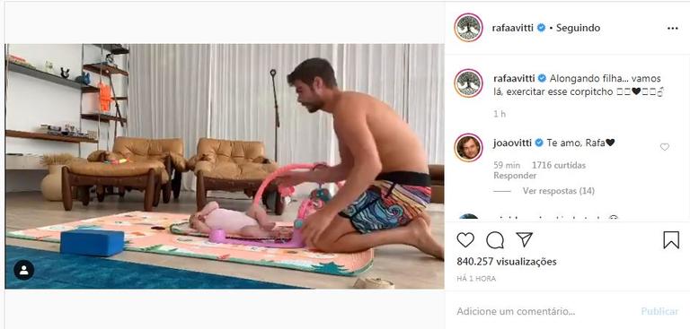 O ator publicou um vídeo onde aparece fazendo yoga junto com a filha, Clara Maria