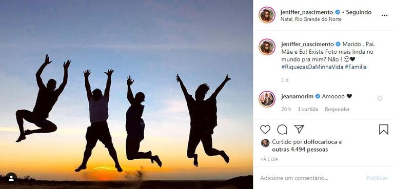 Usando sua conta no Instagram, a atriz compartilhou um clique lindo em família e se declarou a eles