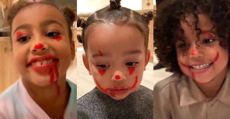 Filha de Kim Kardashian encanta ao maquiar os irmãos