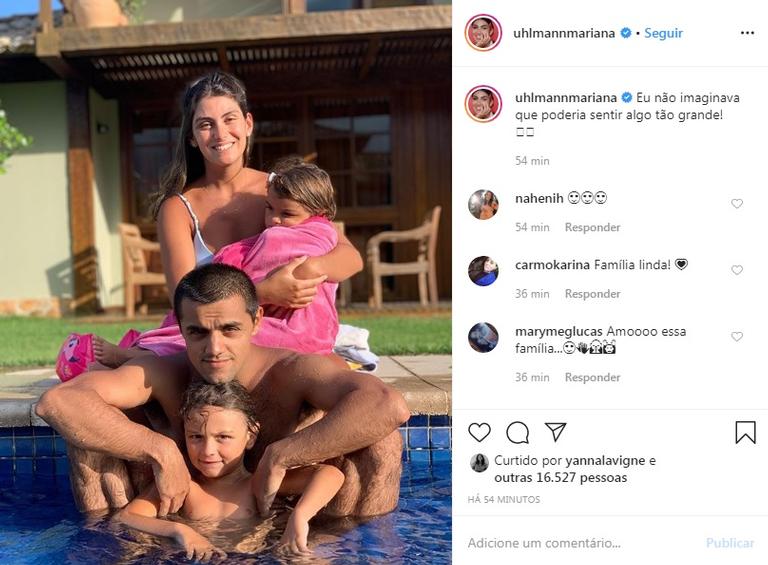 Mariana Uhlmann se declara para a família em foto na piscina