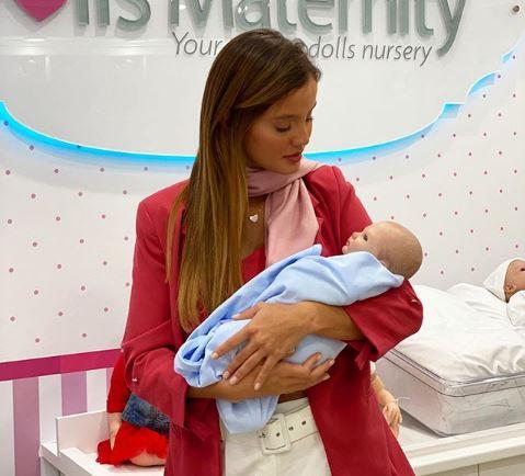 Biah Rodrigues encanta seguidores ao posar segurando um bebê