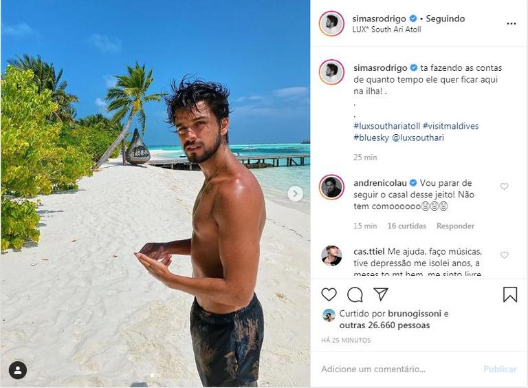 Viajando pelas Maldivas com a namorada, o ator compartilhou um clique e ainda brincou com o tempo que permanecerá viajando