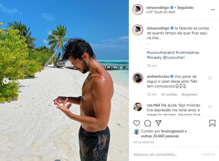 Viajando pelas Maldivas com a namorada, o ator compartilhou um clique e ainda brincou com o tempo que permanecerá viajando