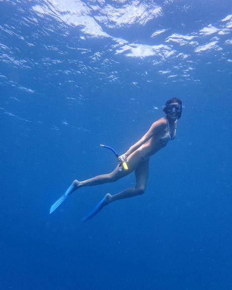Agatha Moreira encanta com clique de mergulho