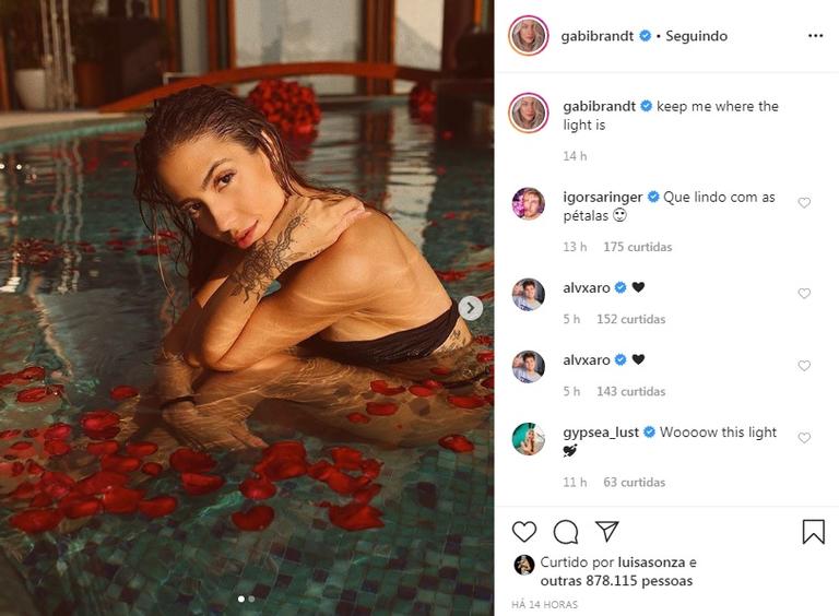 Gabi Brandt posa em piscina com pétalas de rosa e encanta